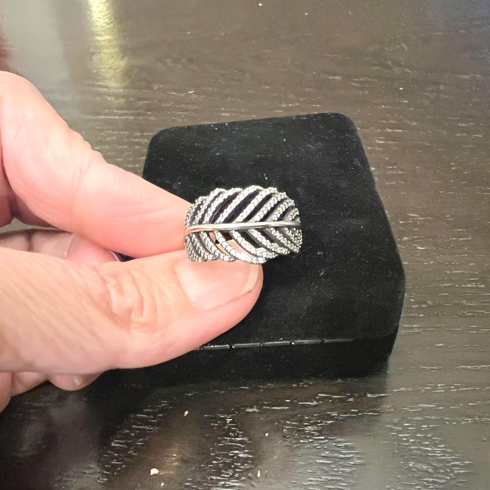 PANDORA Light as a feather ring size 8